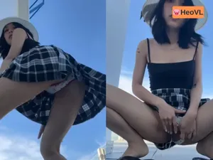Em ghệ dâm đi đi giã ngoại nhưng cũng không quên quay clip show hàng cho fans xem